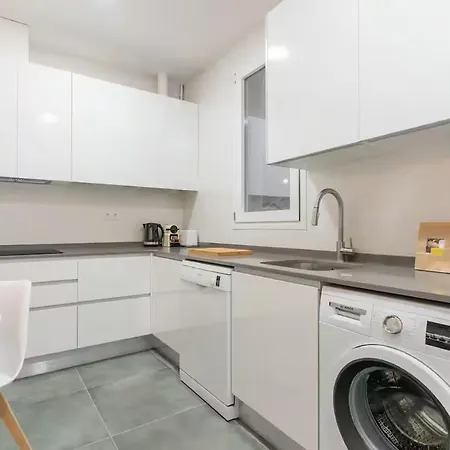 Met 2 Aa Apartment *